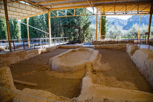 Yacimiento arqueológico de gran finca y casa romana con mosaicos en el interior de las habitaciones