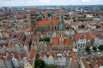 Centrum starego miasta Gdańsk, stare kamienice i dachy widoczne z lotu ptaka, drona. 