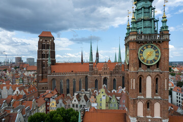 Centrum starego miasta Gdańsk, stare kamienice i dachy widoczne z lotu ptaka, drona.  © Arkadiusz