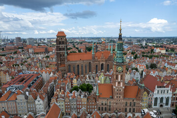 Centrum starego miasta Gdańsk, stare kamienice i dachy widoczne z lotu ptaka, drona.  © Arkadiusz