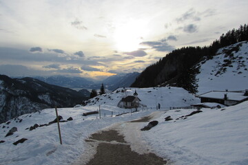 Fototapeta na wymiar Schöner Himmel in den Bergen bei Schnee
