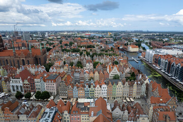 Centrum starego miasta Gdańsk, stare kamienice i dachy widoczne z lotu ptaka, drona. 