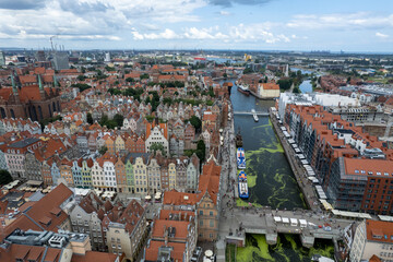 Naklejka na ściany i meble Centrum starego miasta Gdańsk, stare kamienice i dachy widoczne z lotu ptaka, drona. 