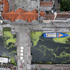 Centrum starego miasta Gdańsk, stare kamienice i dachy widoczne z lotu ptaka, drona.  © Arkadiusz