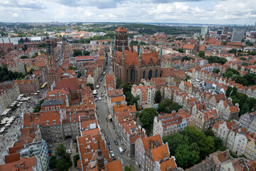 Centrum starego miasta Gdańsk, stare kamienice i dachy widoczne z lotu ptaka, drona.  © Arkadiusz