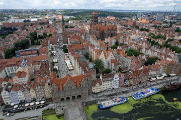 Centrum starego miasta Gdańsk, stare kamienice i dachy widoczne z lotu ptaka, drona. 