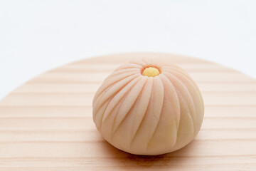 木の皿に乗った手作りの和菓子　練り切り 菊