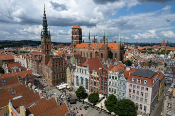Centrum starego miasta Gdańsk, stare kamienice i dachy widoczne z lotu ptaka, drona.  © Arkadiusz