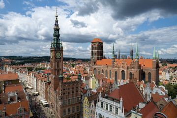 Centrum starego miasta Gdańsk, stare kamienice i dachy widoczne z lotu ptaka, drona.  © Arkadiusz