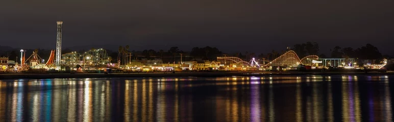 Crédence de cuisine en verre imprimé Descente vers la plage Panoramic views of Santa Cruz Beach Boardwalk Amusement Park with night reflections. Santa Cruz, California, USA.