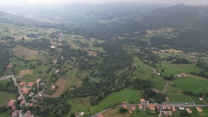 En esta imagen se puede observar el fantástico valle del Asón, ubicado en Cantábria en España. Por este valle trascurre el rio que da nombre al valle. Unas preciosas montañas verdes. © Marcos