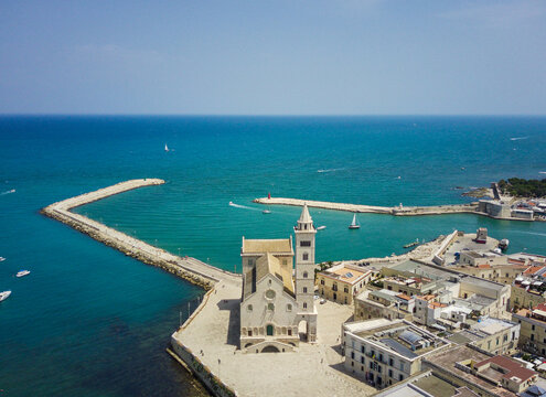 Vista aerea della cattedrale di trani, puglia	