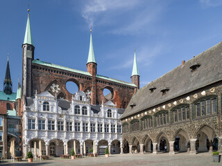 Fototapeta na wymiar Rathaus Hansestadt Lübeck entzerrt sonnig 