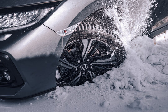 Honda Civic 5D front wheel spinning in snow