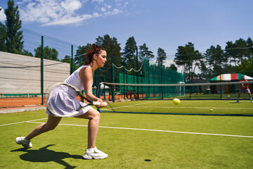 Obraz premium Attractive sportswoman playing a singles match with her opponent