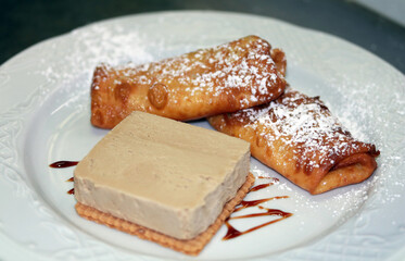 postre de filloas con helado de turrón