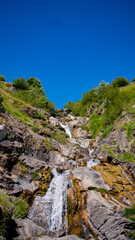 Cascada en el valle de Otal con hermosas colinas verdes en España