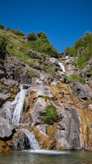Cascada en el valle de Otal con hermosas colinas verdes en España