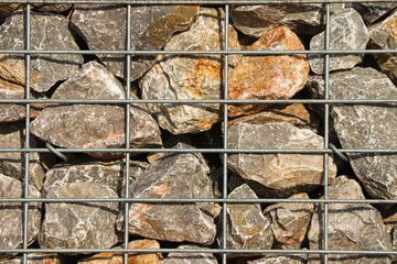 Steinmauer mit Metallgitter