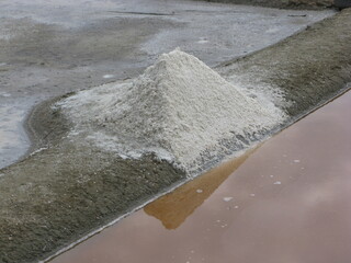 Tas de sel fraîchement récolté dans un marais salant (L'Île-d'Olonne, Vendée)