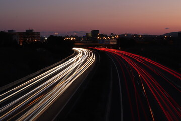 Fototapeta na wymiar Circulación de coches al atardecer por el autopista (Palma de Mallorca)