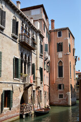 Fototapeta na wymiar view of the Venetian canal between the houses