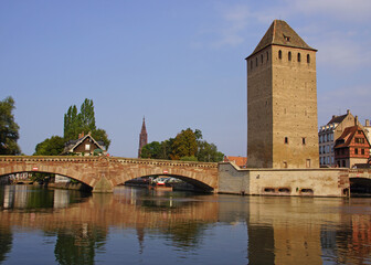 Historische Stadtbefestigung von Straßburg (Elsass, Frankreich): Die "gedeckten Brücken" über den Fluss Ill und einer der drei Türme