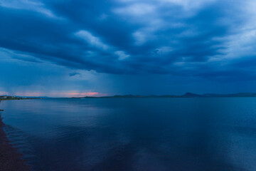 Obraz premium Night landscape with lake and dark blue cloudy sky