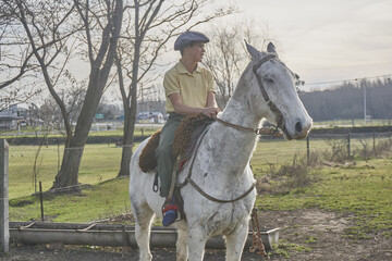 joven con su caballo blanco