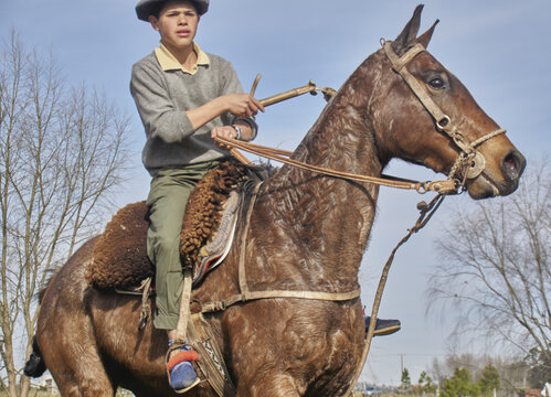 retrato de joven de campo y su caballo