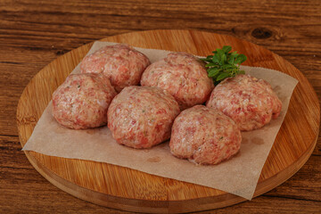 Raw turkey meatball for cooking
