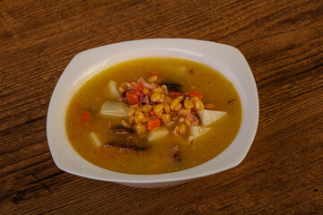Pea soup with smoked ribs