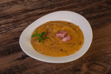 Peas cream soup with smoked ribs