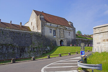 Fototapeta na wymiar Eingangsgebäude zur historischen Zitadelle Besançon (Doubs, Frankreich) auf dem Berg oberhalb der Stadt, erbaut von Vauban