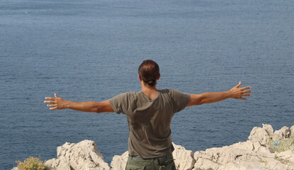 Uomo in vacanza al mare in estate