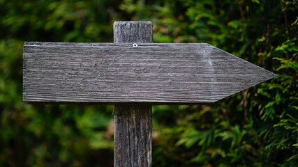Letreiro de madeira em forma de seta