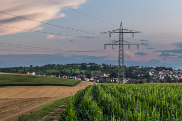 Hochspannungsmasten im Feld
