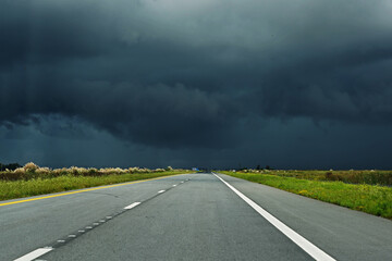 Tormenta sobre la carretera