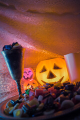 Bodegón con chucherías y caramelos con elementos de halloween.
