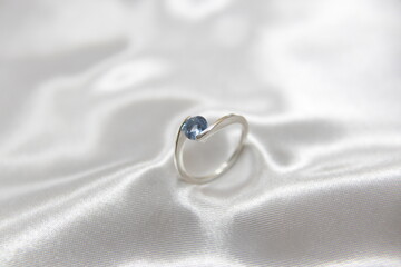 Anel de prata com pedra azul plano inteiro no cetim jóia