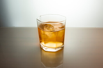 Whisky en fondo luminoso