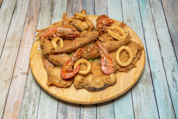 Popular fried fish in batter, grilled shrimp, squid rings, battered red mullet and sliced hake.