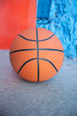 BALÓN DE BALONCESTO CON FONDO AZUL Y NARANJA CON LINEAS SIMETRICAS