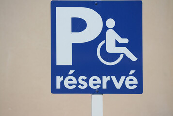 Panneau : parking réservé aux handicapés.