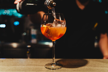 Obraz na płótnie Canvas Expert barman is making cocktail at night club
