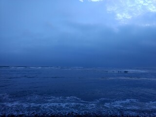 Cielo azul en la playa 
