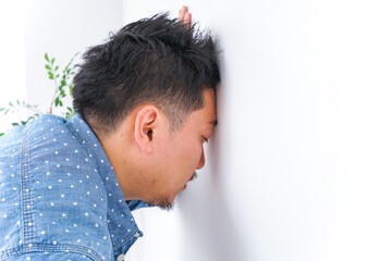 布団に入って睡眠を取る若い女性