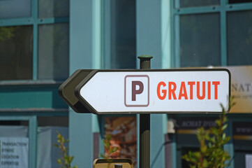 Obraz premium Panneau flèche parking gratuit.