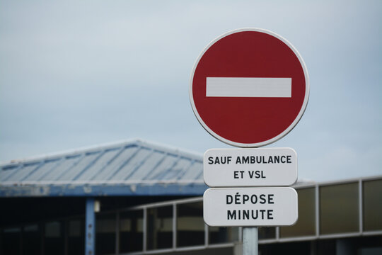 Panneau : sens interdit sauf pour les ambulances, VSL et d&eacute;pose minute.