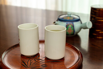 緑茶の入った白いコップ